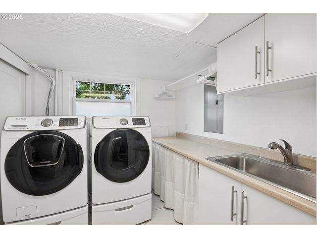 3915 Se RISLEY Ave, Milwaukie, OR 97267