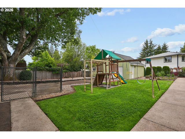 3915 Se RISLEY Ave, Milwaukie, OR 97267