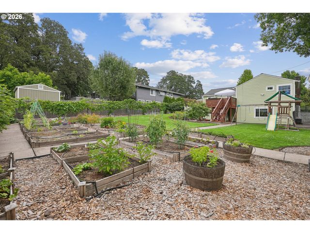 3915 Se RISLEY Ave, Milwaukie, OR 97267