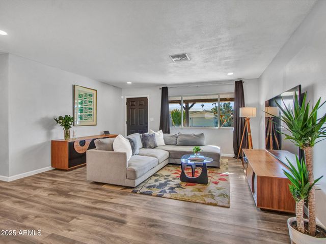 3010 E YUCCA Street, Phoenix, AZ 85028