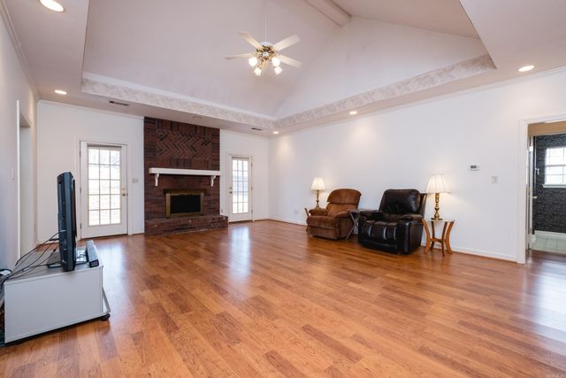 28 Saint John Pl, Maumelle, AR 72113