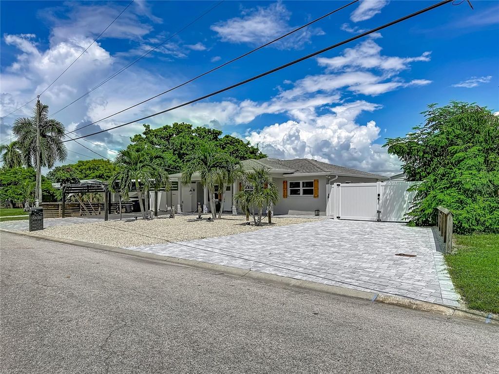 Image 3 of property listing at 6835 GEORGIA AVENUE, Bradenton, FL 34207