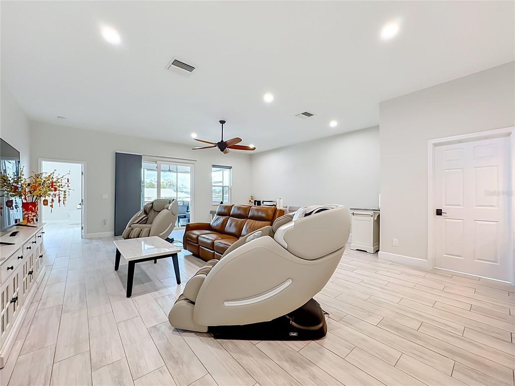 Image 23 of property listing at 6835 GEORGIA AVENUE, Bradenton, FL 34207