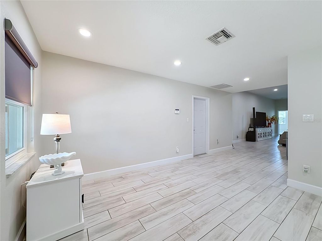 Image 10 of property listing at 6835 GEORGIA AVENUE, Bradenton, FL 34207
