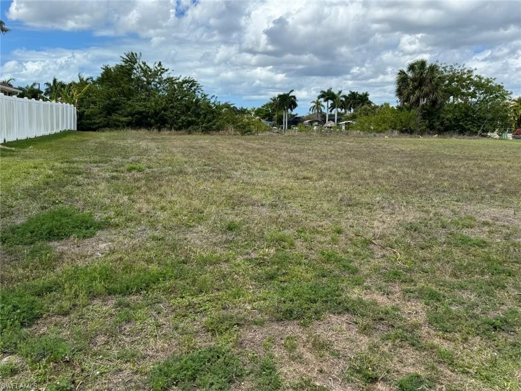 Image 4 of property listing at 4232 SW 21st PL, Cape Coral, FL 33914