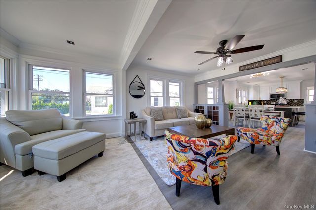 16 Roosevelt Avenue 14, Hicksville, NY 11801