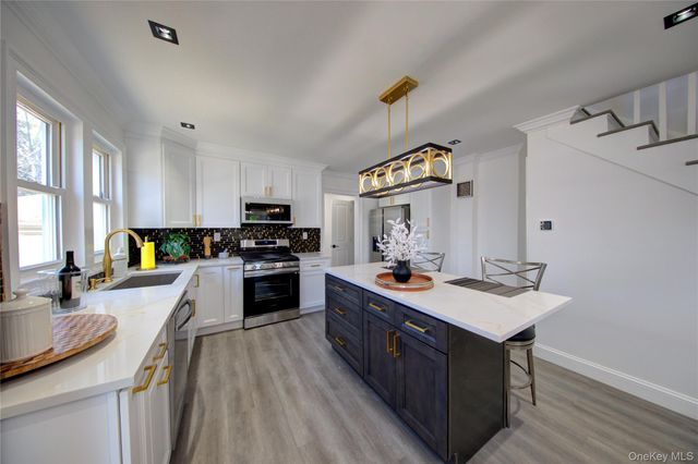 16 Roosevelt Avenue 14, Hicksville, NY 11801