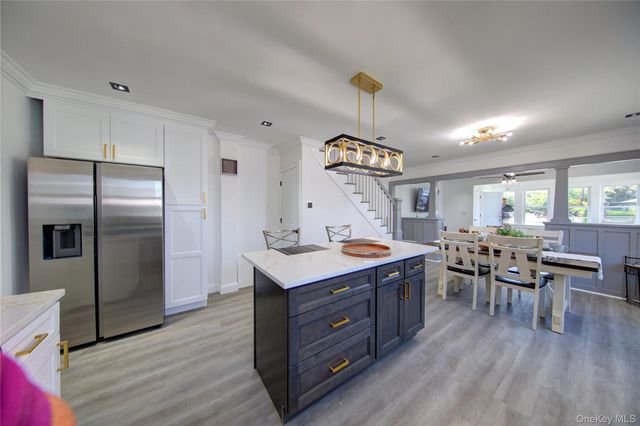 16 Roosevelt Avenue 14, Hicksville, NY 11801