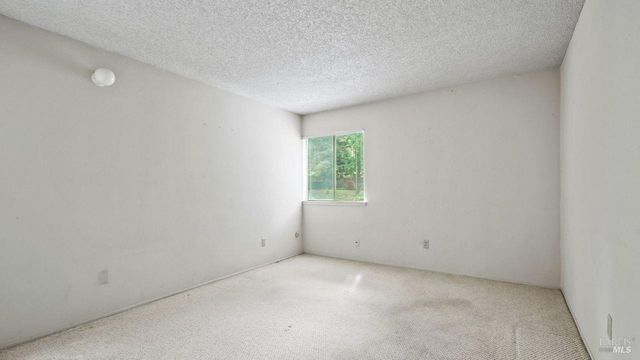 2520 Lakeview Dr, Santa Rosa, CA 95405