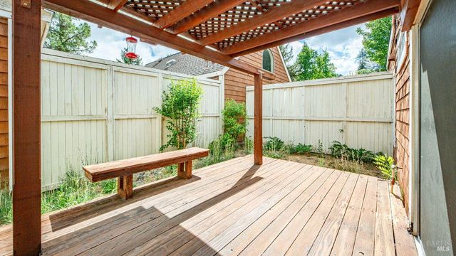 2520 Lakeview Dr, Santa Rosa, CA 95405