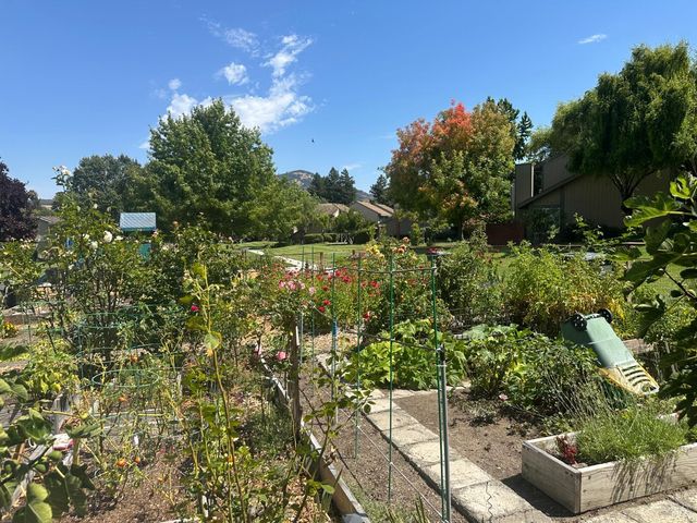 2520 Lakeview Dr, Santa Rosa, CA 95405