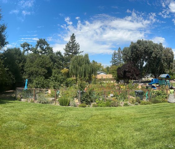 2520 Lakeview Dr, Santa Rosa, CA 95405