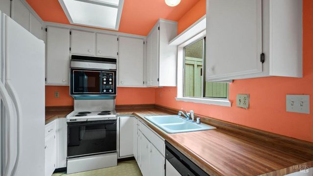 2520 Lakeview Dr, Santa Rosa, CA 95405