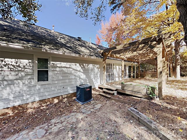 1040 Chaucery Lane, Matthews, NC 28104