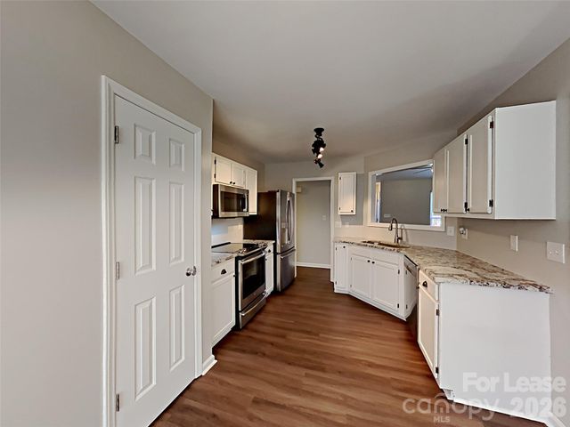 1040 Chaucery Lane, Matthews, NC 28104