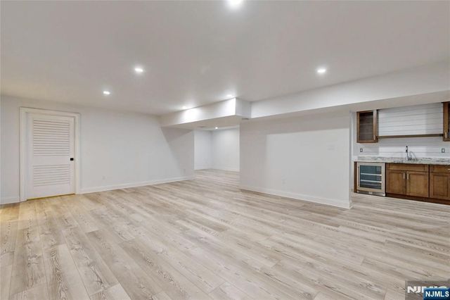 19 Meadowbrook Road, Upper Saddle River, NJ 07458