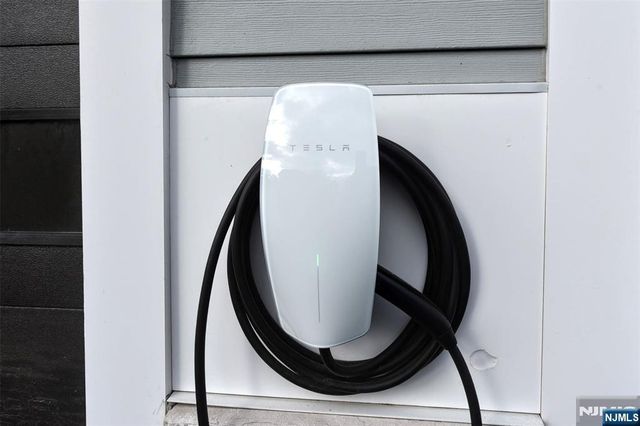 19 Meadowbrook Road, Upper Saddle River, NJ 07458