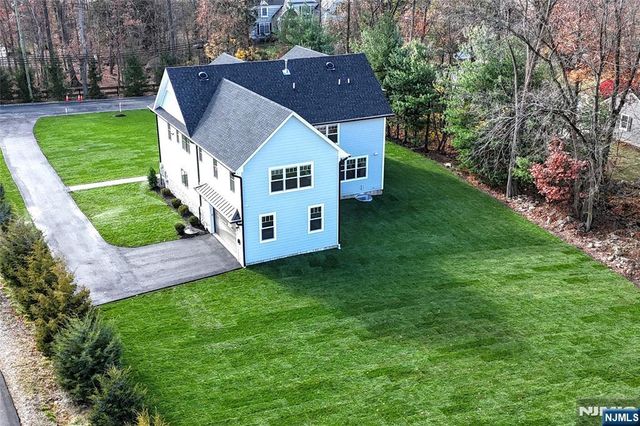 19 Meadowbrook Road, Upper Saddle River, NJ 07458