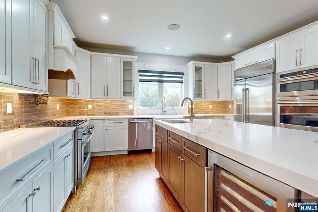 19 Meadowbrook Road, Upper Saddle River, NJ 07458