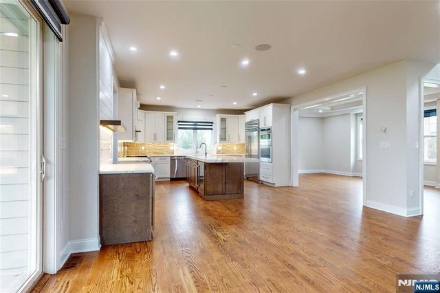 19 Meadowbrook Road, Upper Saddle River, NJ 07458