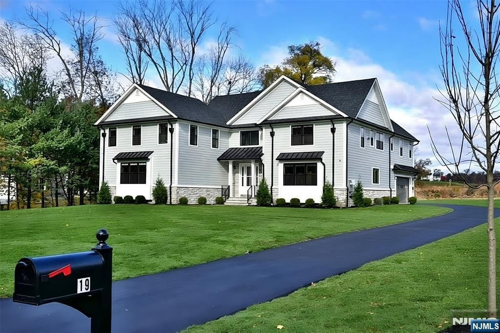 19 Meadowbrook Road, Upper Saddle River, NJ 07458