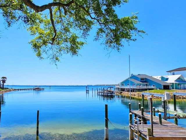 101 Port Drive, Shalimar, FL 32579