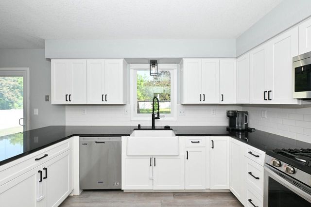 10045 W Meadow DRIVE, Greenfield, WI 53228