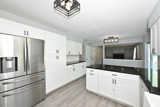 10045 W Meadow DRIVE, Greenfield, WI 53228