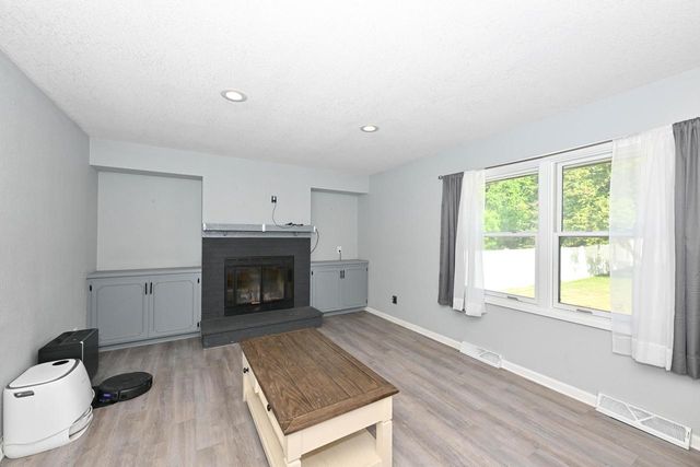 10045 W Meadow DRIVE, Greenfield, WI 53228