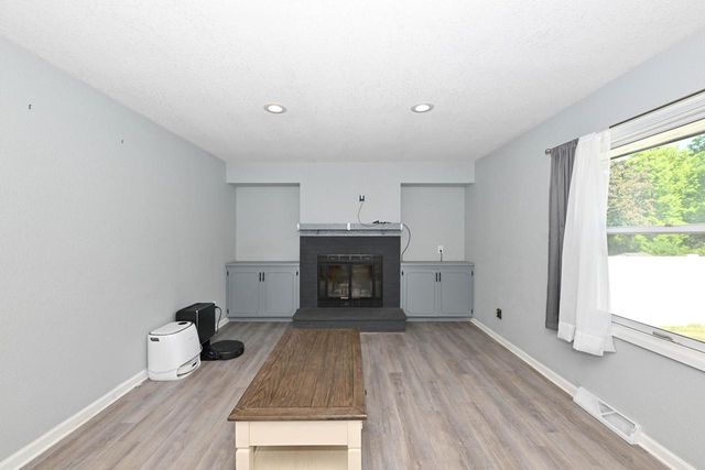 10045 W Meadow DRIVE, Greenfield, WI 53228