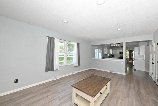 10045 W Meadow DRIVE, Greenfield, WI 53228