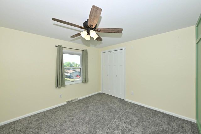 10045 W Meadow DRIVE, Greenfield, WI 53228