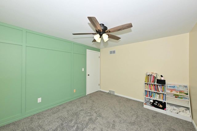 10045 W Meadow DRIVE, Greenfield, WI 53228