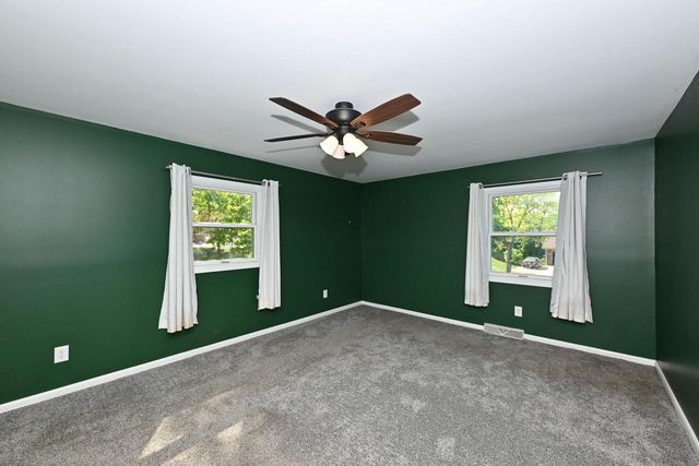 10045 W Meadow DRIVE, Greenfield, WI 53228