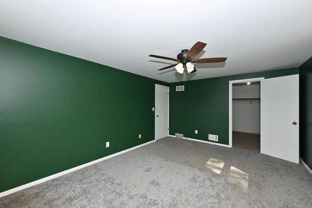 10045 W Meadow DRIVE, Greenfield, WI 53228