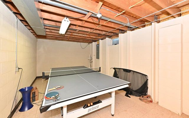 10045 W Meadow DRIVE, Greenfield, WI 53228