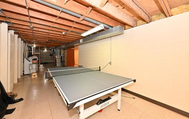 10045 W Meadow DRIVE, Greenfield, WI 53228