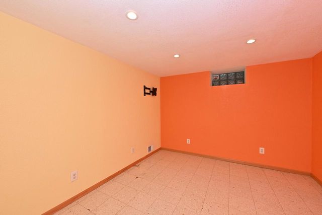 10045 W Meadow DRIVE, Greenfield, WI 53228