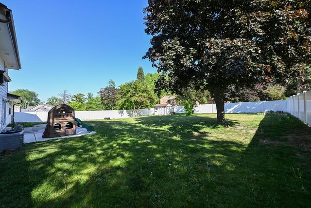 10045 W Meadow DRIVE, Greenfield, WI 53228