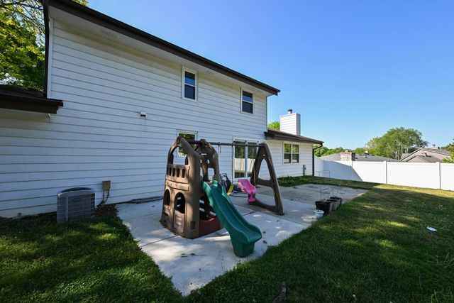 10045 W Meadow DRIVE, Greenfield, WI 53228