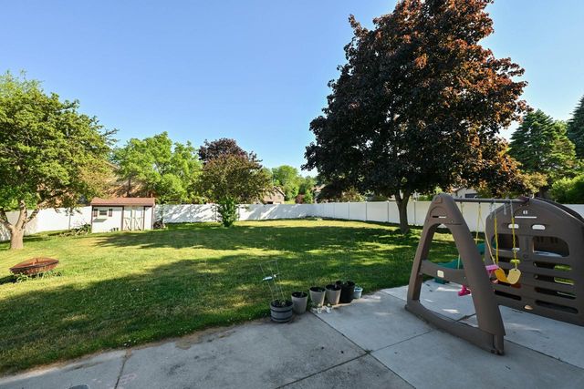 10045 W Meadow DRIVE, Greenfield, WI 53228