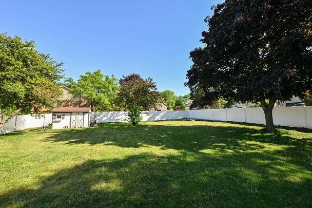 10045 W Meadow DRIVE, Greenfield, WI 53228