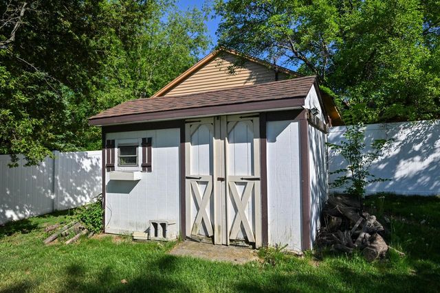 10045 W Meadow DRIVE, Greenfield, WI 53228