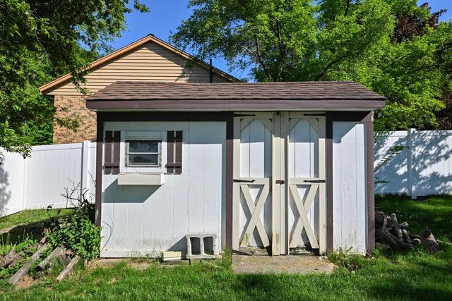 10045 W Meadow DRIVE, Greenfield, WI 53228