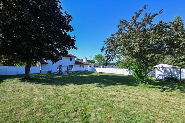 10045 W Meadow DRIVE, Greenfield, WI 53228
