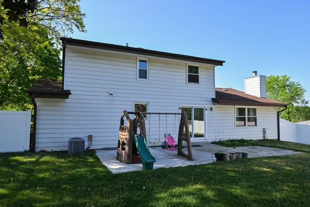 10045 W Meadow DRIVE, Greenfield, WI 53228