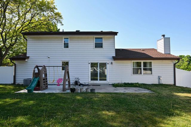 10045 W Meadow DRIVE, Greenfield, WI 53228