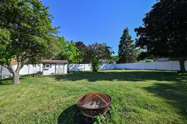 10045 W Meadow DRIVE, Greenfield, WI 53228