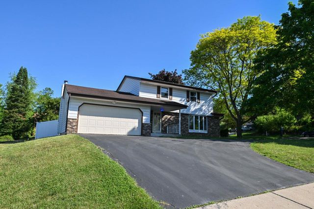 10045 W Meadow DRIVE, Greenfield, WI 53228