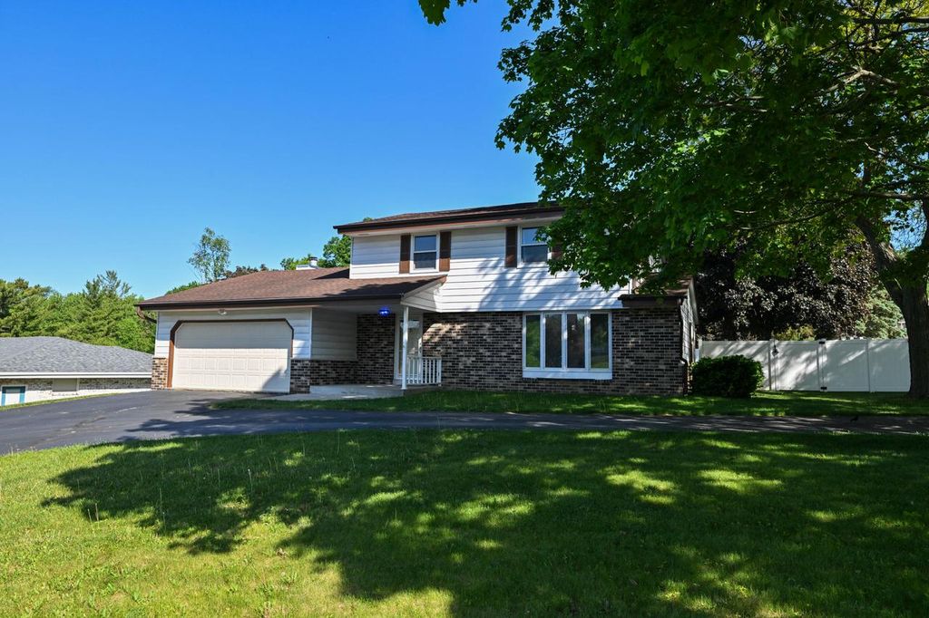 10045 W Meadow DRIVE, Greenfield, WI 53228